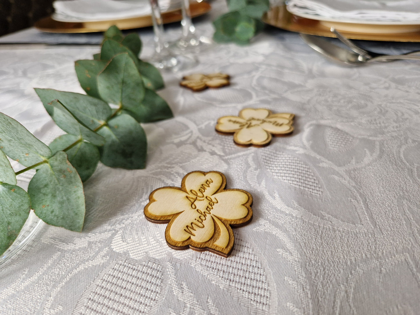 Personalisierte Tischdeko - Klee aus Holz mit Gravur für Taufe / Kommunion / Konfirmation