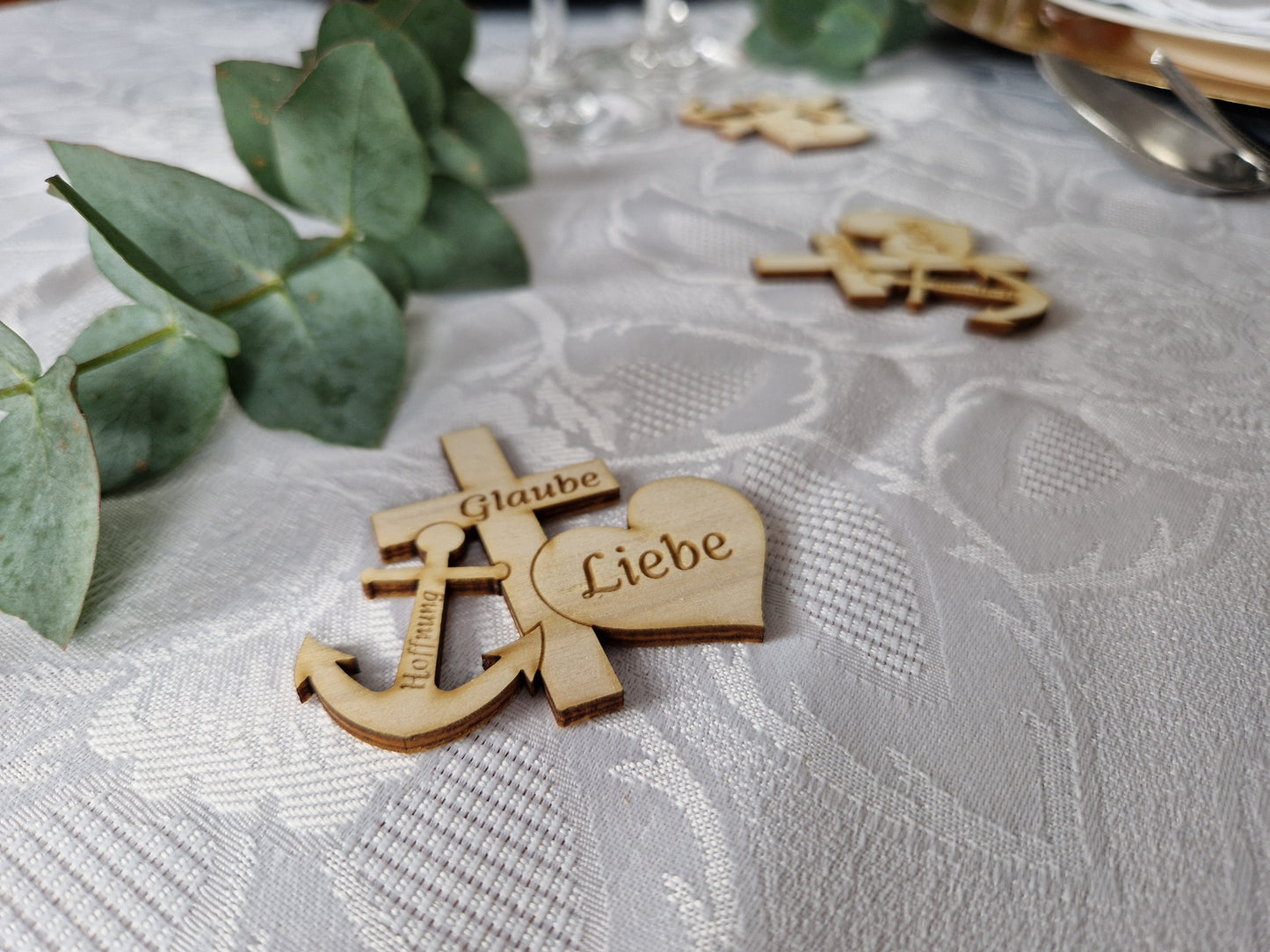 Personalisierte Tischdeko - Glaube Liebe Hoffnung aus Holz mit Gravur für Taufe / Kommunion / Konfirmation