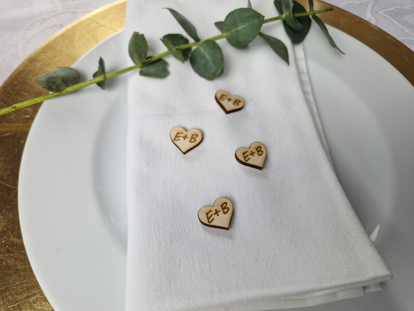 Personalisierte Tischdeko - Herzen aus Holz mit Gravur für Taufe / Kommunion / Konfirmation
