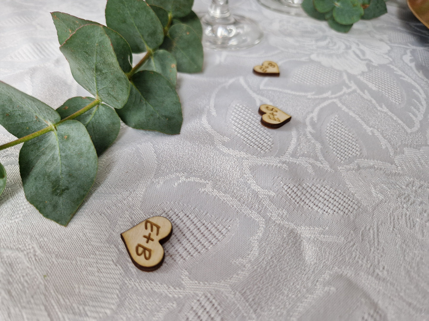 Personalisierte Tischdeko - Herzen aus Holz mit Gravur für Taufe / Kommunion / Konfirmation