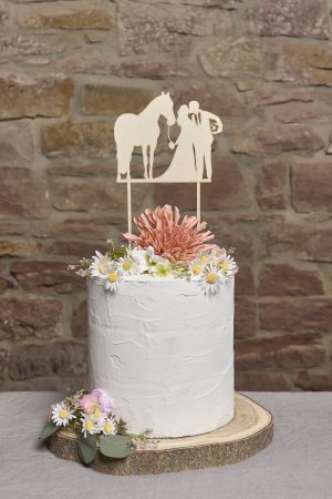 Personalisierte Caketopper für Hochzeit aus Holz, mit Pferd, brautpaar und Ball unterm Arm