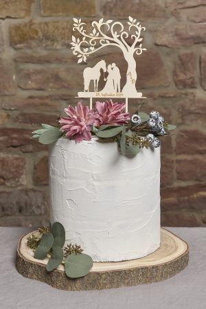 Personalisierte Caketopper für Hochzeiten oder Verlobung aus Holz Baum, Brautpaar, mit Pferd, Initialien und Hochzeitsdatum