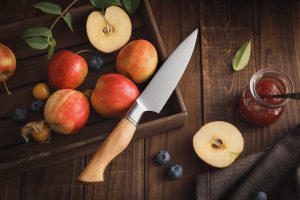 Allzweckmesser, Gemüsemesser mit Griff aus edlem Olivenholz, Detailbild mit Obst, Geschenk Geburtstag oder Hochzeit