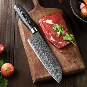 B20 Santoku Damastmesser, Kochmesser, Detailbild auf Holzbrett mit Steak