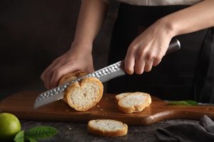 Brotmesser mit edlem Griff, Detailbild Brot schneiden, Geschenk Geburtstag oder Hochzeit