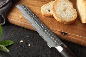 Brotmesser mit edlem Holz Griff, Detailbild Klinge, Geschenk Geburtstag oder Hochzeit