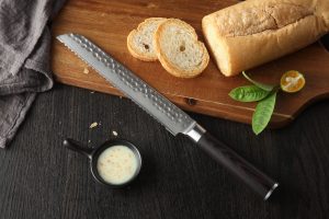 Brotmesser mit edlem Holzgiff, Detailbild auf Holzbrett, Geschenk Geburtstag oder Hochzeit