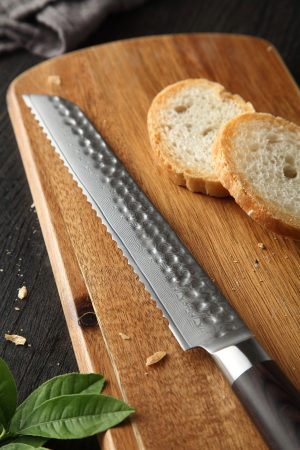 Brotmesser mit edlem Holzgriff, Detailbild auf Holzbrett, Geschenk Geburtstag oder Hochzeit
