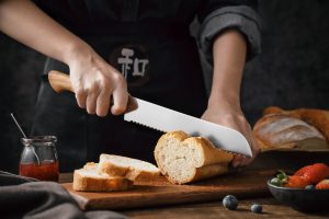 Brotmesser mit edlem Olivenholz Griff, Detailbild Brot schneiden, Geschenk Geburtstag oder Hochzeit
