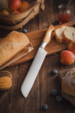 Brotmesser mit edlem Olivenholz Griff, Detailbild mit Brot, Geschenk Geburtstag oder Hochzeit