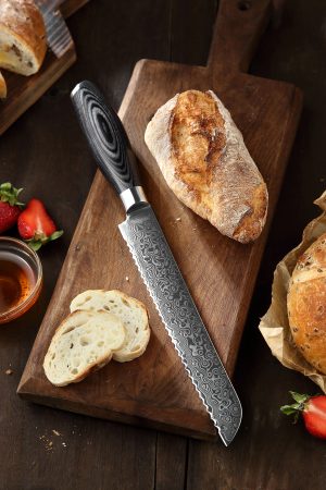 Damast Brotmesser, YA Serie, Detailbild auf Holzbrett mit Brot, sehr scharf und edel, Geschenk