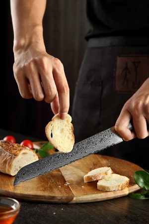 Damast Brotmesser, YA Serie, Detailbild dünne Brotscheibe, sehr scharf und edel, Geschenk