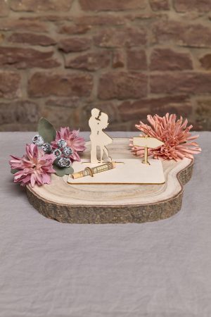 Personalisierbare Geldgeschenk Idee aus Holz für Hochzeit, Geburtstag, Verlobung mit Brautpaar und Schild