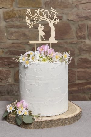 Personalisierte Caketopper für Hochzeit aus holz, Braut kurzes Kleid und Bräutigam unterm Baum zum gestalten