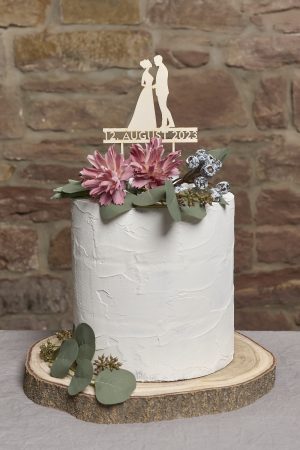 Personalisierte Caketopper für Hochzeiten aus Holz mit Brautpaar langes Kleid und Datum