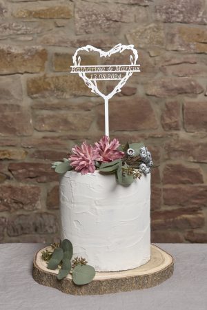 Personalisierte Caketopper für Hochzeiten oder Valentinstag aus weißem Acryl mit Designherz, Vornamen und Datum