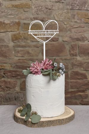 Personalisierte Caketopper für Hochzeiten oder Valentinstag aus weißem Acryl mit Vornamen und Datum im großen Herz