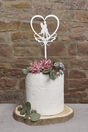 Personalisierte Caketopper für Hochzeiten oder Verlobung aus weißem Acryl mit Designherz, Bräutigam mit Hut und Frau in Kleid im Herz