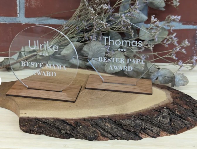 Personalisierte Awards: Acrylglas und Holz